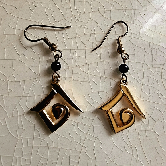 unicef Jewelry - Unicef signed abstract geometric triangle swirl Egyptian revival dangle earrings